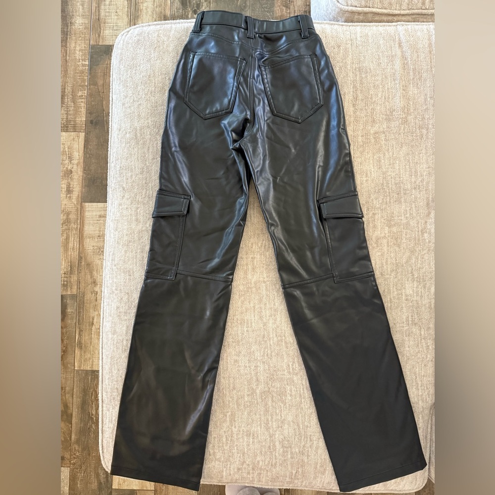 Abercrombie & Fitch ‘90s Relaxed High Rise Vegan Leather Cargo Pant size 23/000 - Picture 3 of 6